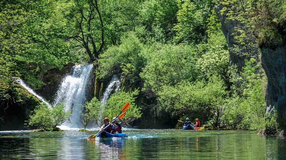 Řeka Mrežnica sjezd na kajaku jednodenní výlet (kayaking)