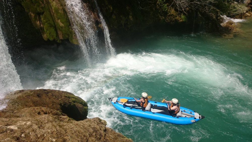 Řeka Mrežnica sjezd na kajaku jednodenní výlet (kayaking)