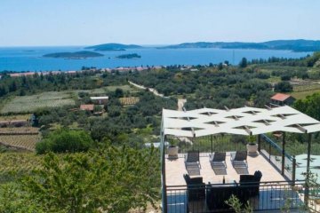 Luxusní vila Nives na samotě s výhledem na moře a bazénem Orebič