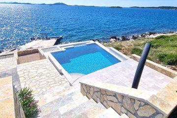 Robinzonáda Zizou s bazénem přímo u moře, ostrov Žižanj, foto 3